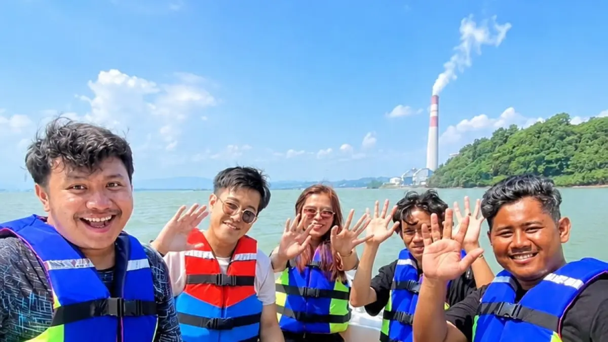 SERU : Nampak pengunjung saat menikmati susur pantai Ujungnegoro dengan Speedboat dengan pemandangan yang indah dan seru.