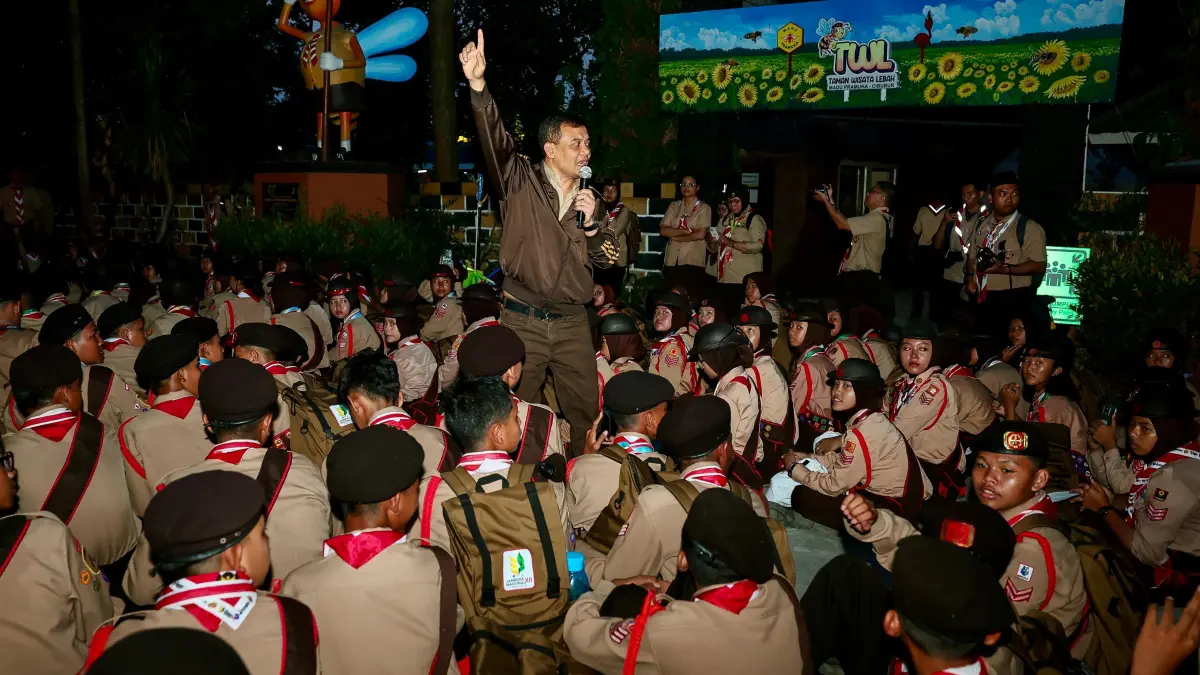 Gubernur Ahmad Luthfi menyapa dan memberikan motivasi langsung kepada kontingen Pramuka Jawa Tengah di Bumi Perkemahan Cibubur, Jakarta Timur, Jumat malam (14/8/2026),  