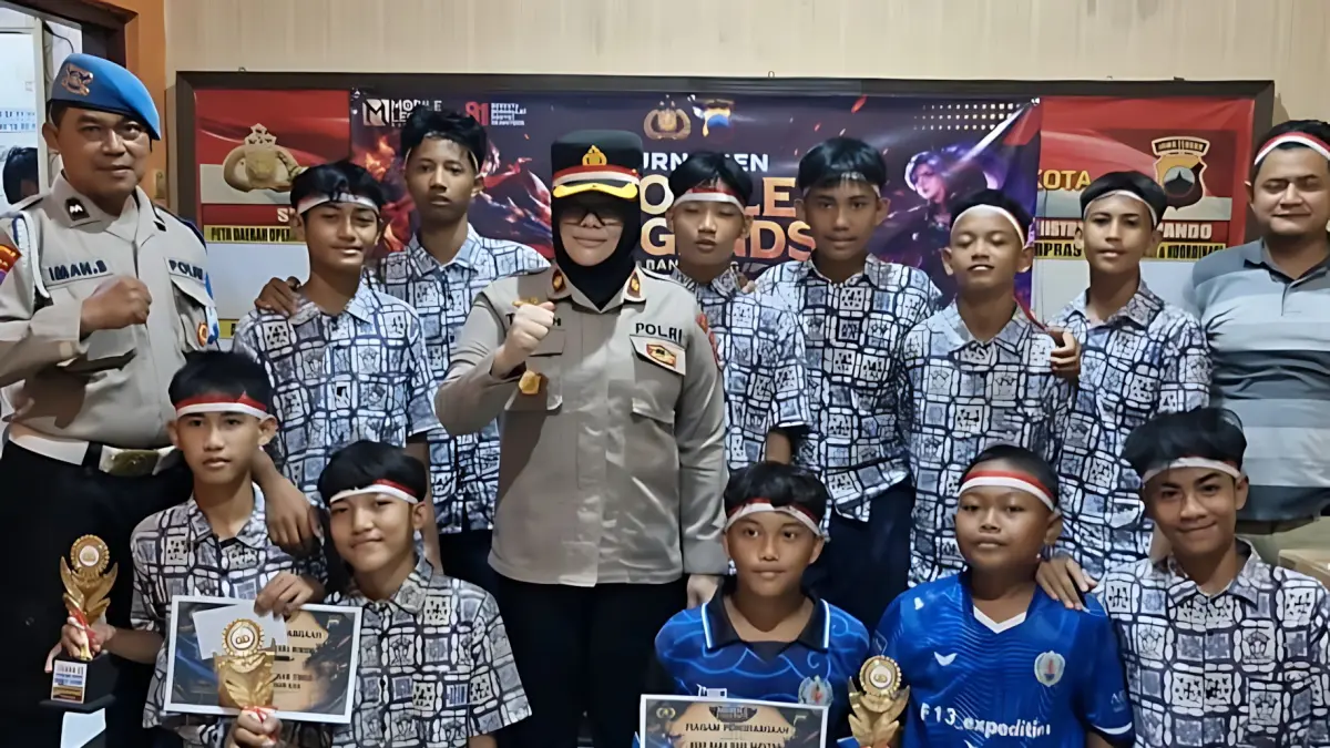 BERFOTO BERSAMA : Tim Polsek Pekalongan Timur saat berfoto Bersama dengan pemenang pertandingan game ML antar pelajar SMP, di di Aula Polsek setempat, Sabtu (15/8/2026).(IST)