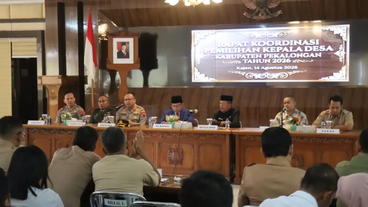 RAPAT KOORDINASI: Plt. Bupati Pekalongan Sukirman bersama Forkopimda saat rapat koordinasi persiapan Pilkades Serentak 2026, Jumat (14/8/2026). 
