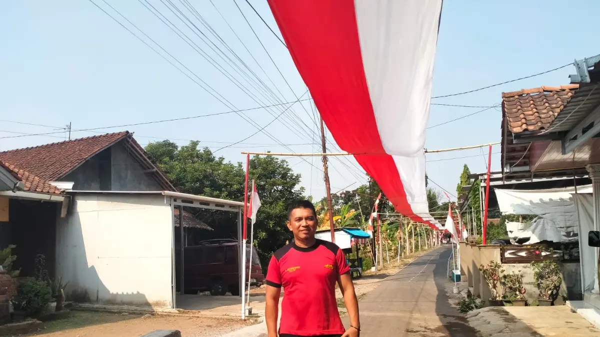 SEMARAK: Pemandangan kain merah putih hasil kreativitas pemuda Dukuh Rejosari, Kayugeritan, Kecamatan Karanganyar, Kabupaten Pekalongan. 