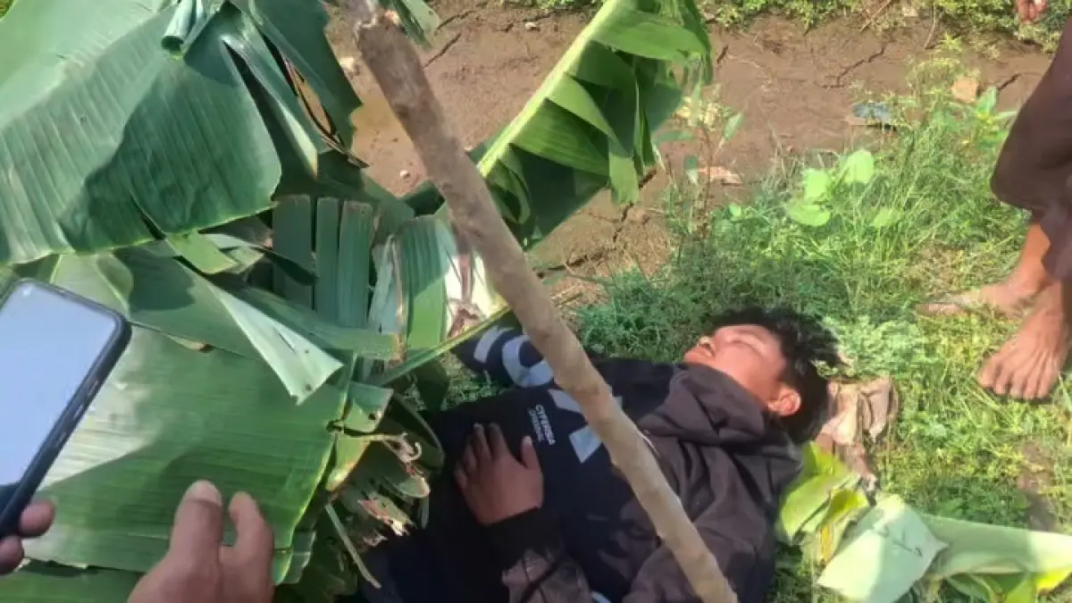 Seorang pria ditutupi daun pisang, karena warga mengira sudah meninggal.