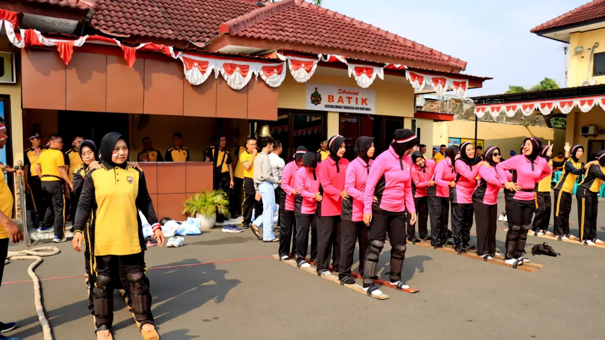 SERU : Selain anggota polisi, Bayangkari juga dilibatkan dengan berbagai kegiatan perayaan Hut ke 81 RI di halaman Mapolres Pekalongan Kota.(IST)