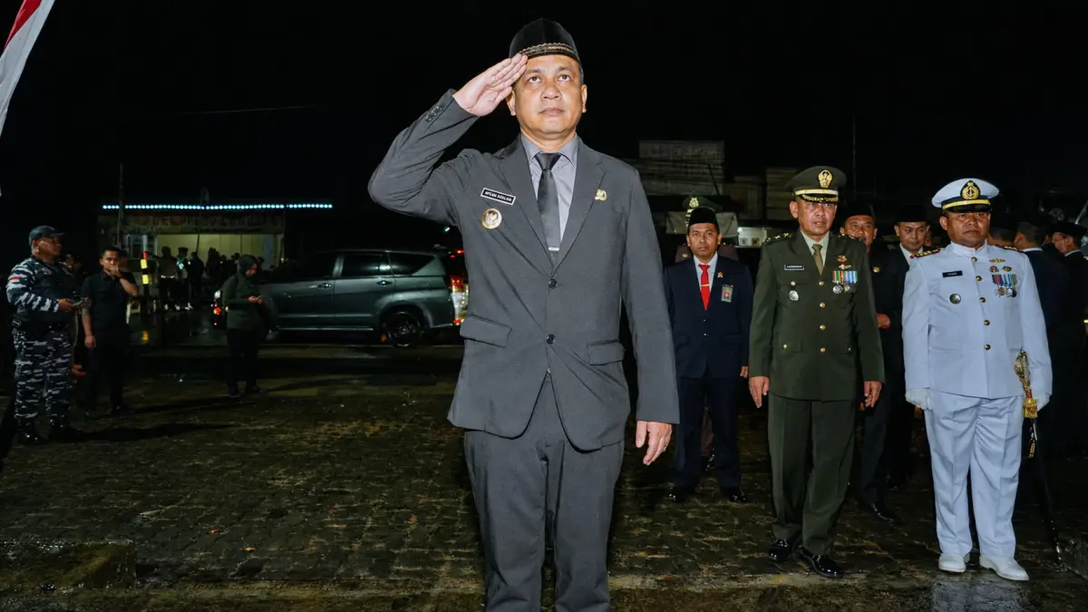 HORMAT : Walikota Pekalongan H. A. Afzan Arslan Djunaid turut hadir langsung dalam &nbsp;Apel Kehormatan dan Renungan Suci (AKRS) digelar menyambut HUT ke-81 Kemerdekaan Republik Indonesia, Minggu (16/8/2026) malam hingga Senin (17/8/2026) dini hari. (Lutfi Hanafi/Jawa Pos Metro Pekalongan)