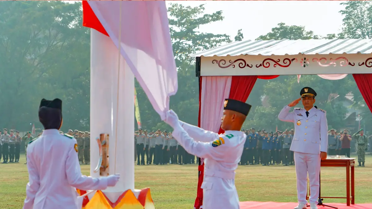 HORMAT : Walikota Pekalongan Aaf saat memimpin HUT ke-81 Kemerdekaan RI di Lapangan Mataram, Kota Pekalongan, Senin (17/8/2026). (Lutfi Hanafi/Jawa Pos Metro Pekalongan)