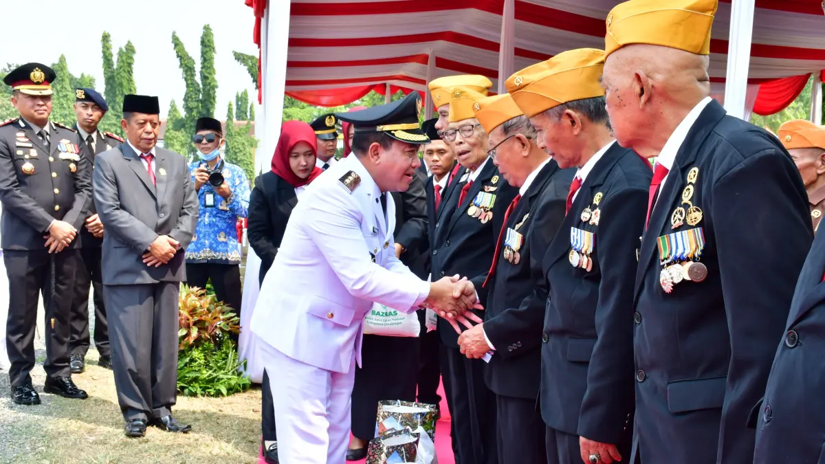 HUT RI: Plt. Bupati Pekalongan Sukirman saat menyapa anggota legiun veteran Kabupaten Pekalongan usai Upacara Detik-detik Proklamasi Kemerdekaan RI di Alun-alun Kajen, Senin (17/8/2026). 

