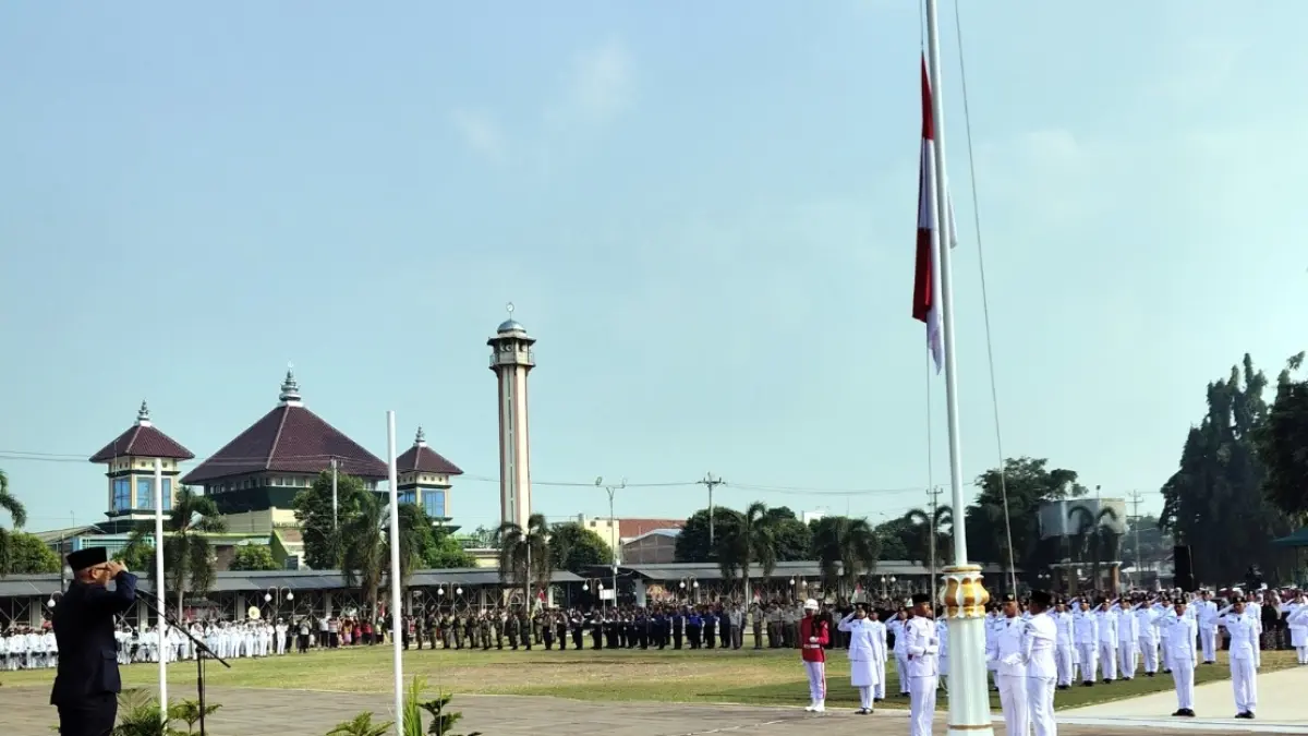 KEMERDEKAAN: Bupati Batang M. Faiz Kurniawan berpanas-panasan saat upacara HUT Ke-81 RI di Alun-alun Batang.