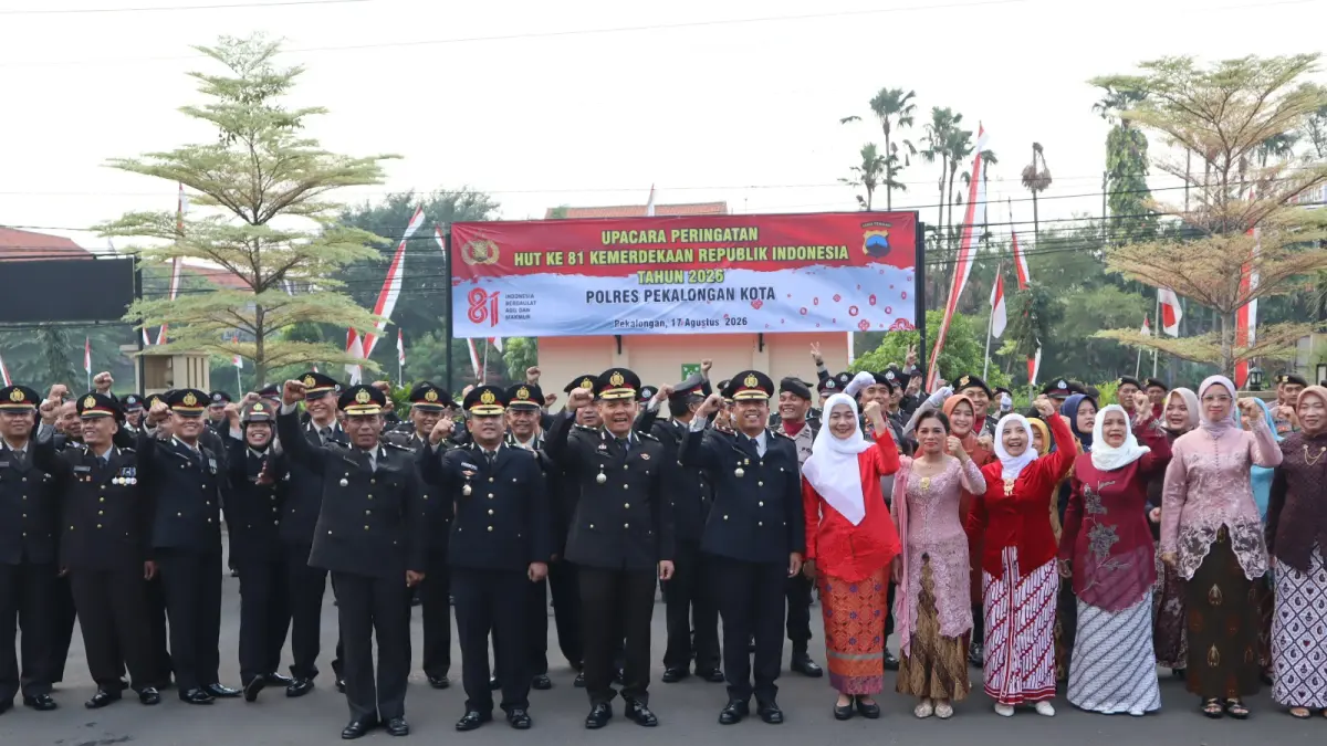 KOMPAK : Seluruh personel Polres Pekalongan Kota usai menggelar upacara HUT ri ke 81 serta doa untuk saudara di NTT, di alaman Mapolres Pekalongan Kota, Senin (17/8/2026). (Lutfi Hanafi/Jawa Pos Metro Pekalongan)