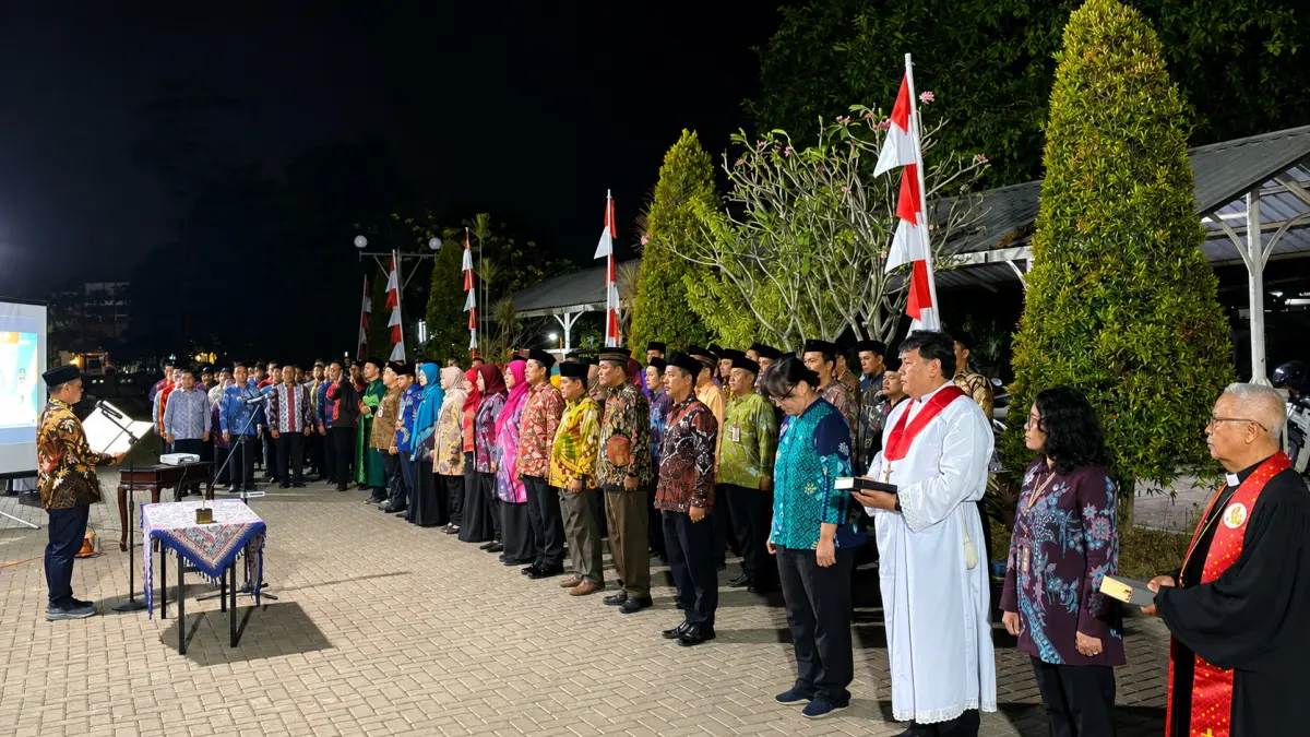 LANTIK : &nbsp;Walikota Pekalongan H.A. Afzan Arslan Djunaid saat melantik sejumlah pejabat baru, di Halaman Kantor BPKAD Kota Pekalongan, Jumat malam (14/8/2026). (Lutfi Hanafi/Jawa Pos Metro Pekalongan)