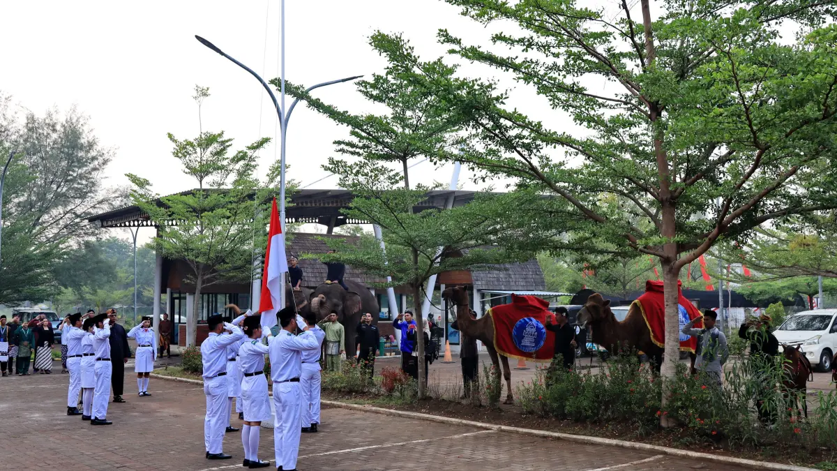 UPACARA BENDERA - Suasana upacara bendera di Halaman depan Beach Safari Batang, selain karyawan nampak beberapa hewan ikut upacara, Senin (17/8/2026). (Lutfi Hanafi/Jawa Pos Metro Pekalongan)