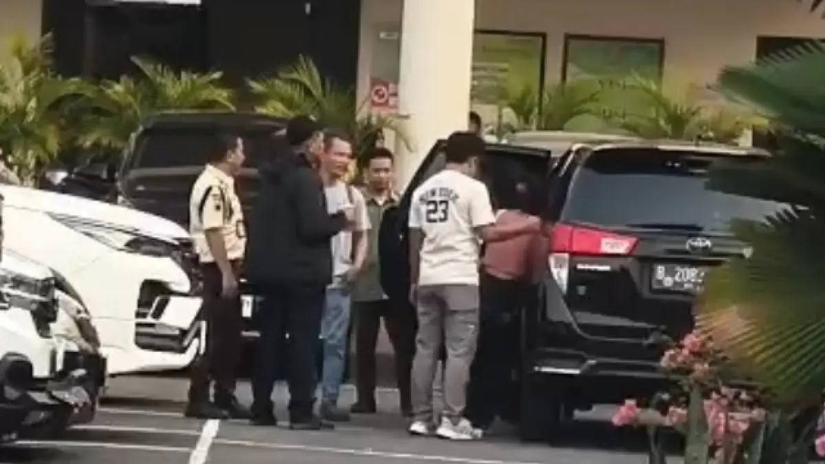 Satresnarkotika Polrestabes Semarang membawa perempuan DA yang diduga menyelundupkan sabu melalui jabat tangan di ruang tahanan Pengadilan Negeri Semarang, Selasa (18/8/2026). FOTO : IDA FADILLA / JAWA POS RADAR SEMARANG