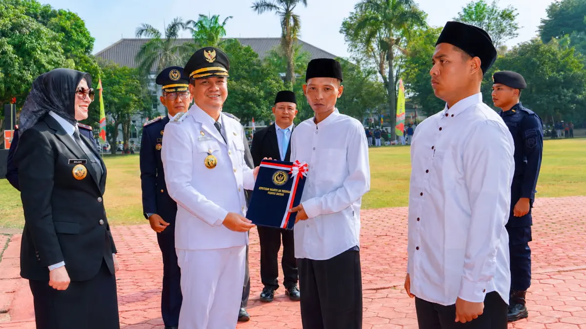 SERAHKAN : Wali Kota saat menyerahkan SK Remisi secara simbolis kepada M. Wandi, salah satu warga binaan yang memperoleh pengurangan masa pidana sekaligus langsung bebas, pada Senin (17/8/2026).