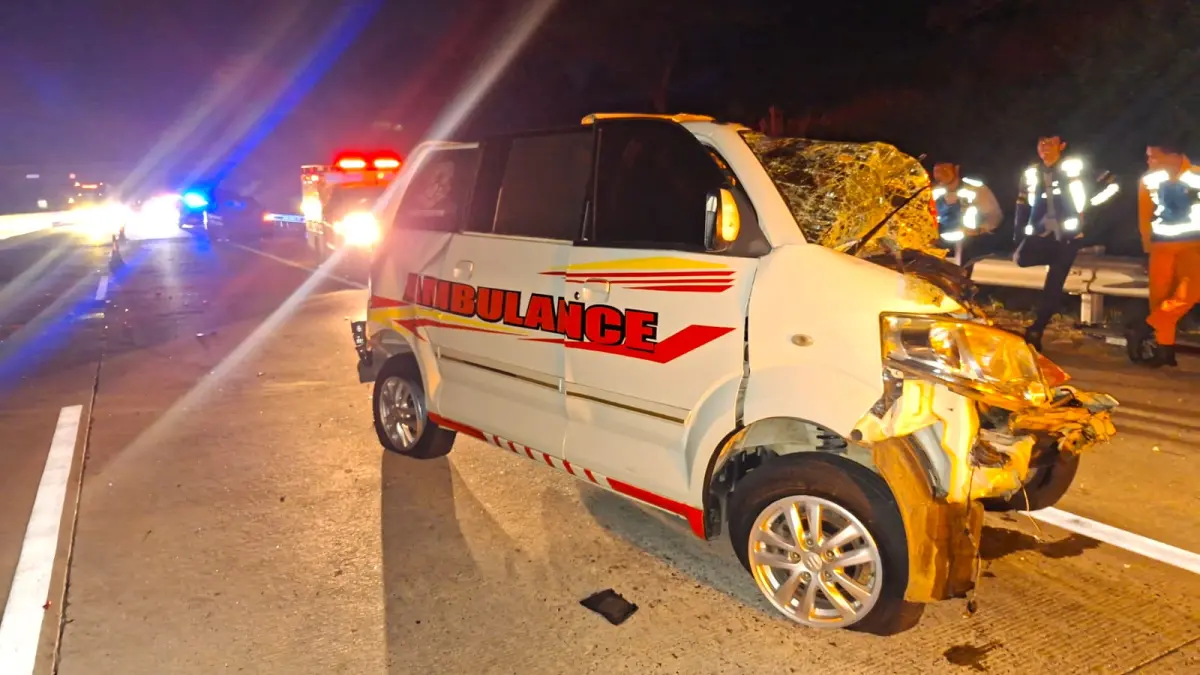 BERUNTUN: Kondisi ambulans yang ringsek usai terlibat kecelakaan.