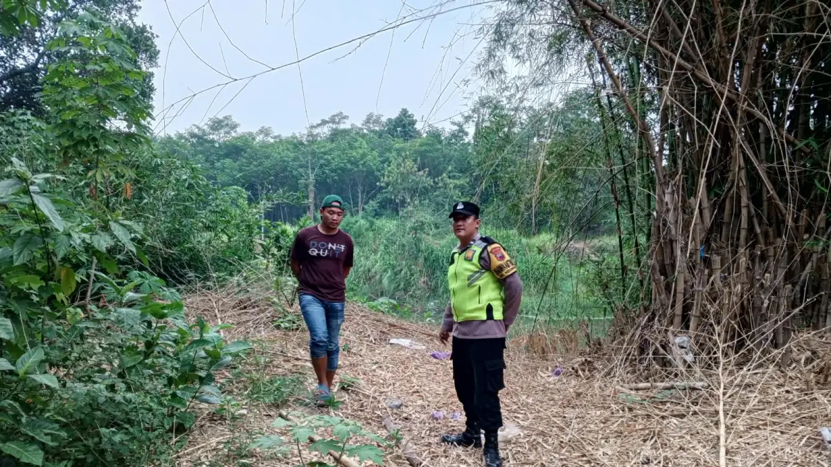 CEK LOKASI: Polisi saat mendatangi lokasi yang diduga digunakan sebagai arena sabung ayam, di Desa Rengas, Kecamatan Kedungwuni, Kabupaten Pekalongan. 