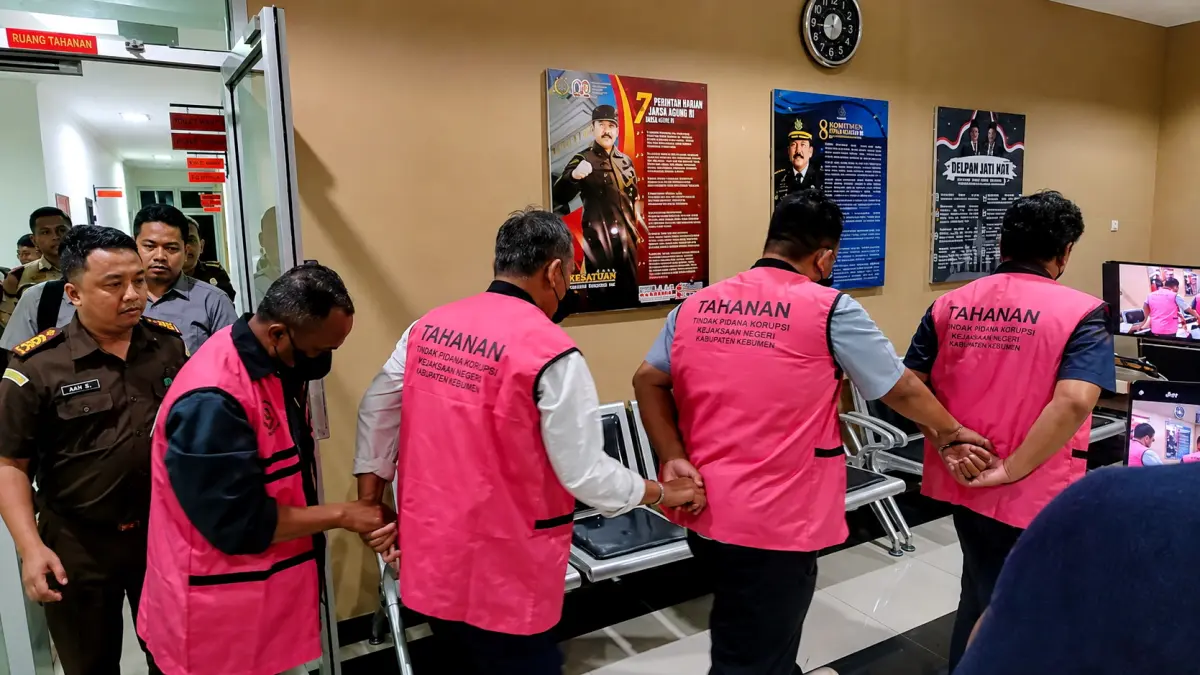 DIGELANDANG : Mantan Dirut PDAM Kota Pekalongan dan 3 mantan karyawan saat digelandang menuju Rutan Kelas IIA Pekalongan, pada Selasa malam (18/8/2026).(Lutfi Hanafi/Jawa Pos Metro Pekalongan)