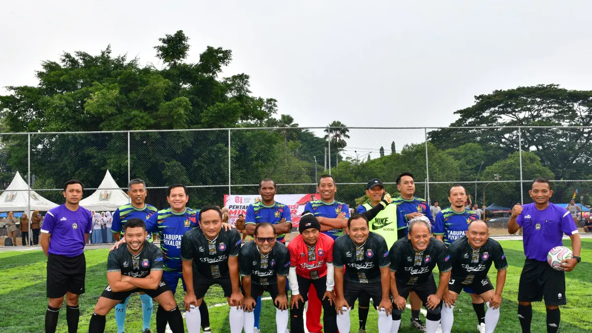 EKSHIBISI: Tim Pemkab Pekalongan dan DPRD Kabupaten Pekalongan saat sesi foto pertandingan ekshibisi peresmian lapangan mini soccer Alun-Alun Kajen, Selasa (18/8/2026). 
