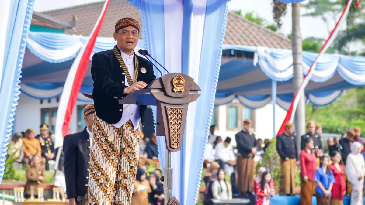  Gubernur Jawa Tengah Ahmad Luthfi mengajak seluruh peserta upacara menundukkan kepala dan memanjatkan doa untuk masyarakat Nusa Tenggara Timur (NTT) yang terdampak bencana.