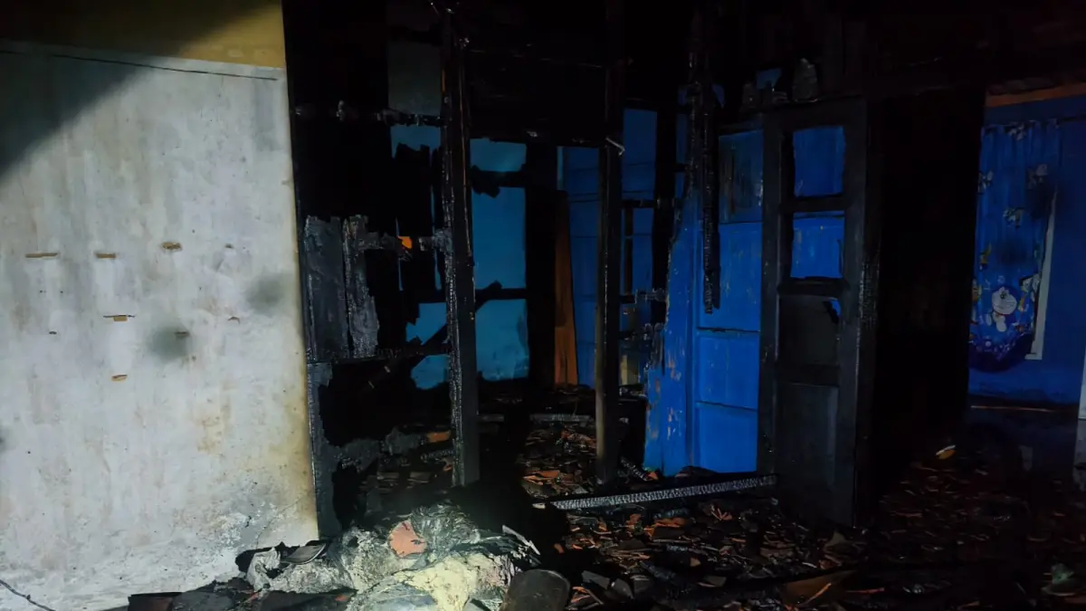 KEBAKARAN: Kondisi rumah warga yang terbakar usai ditinggal pemiliknya melihat karnaval.