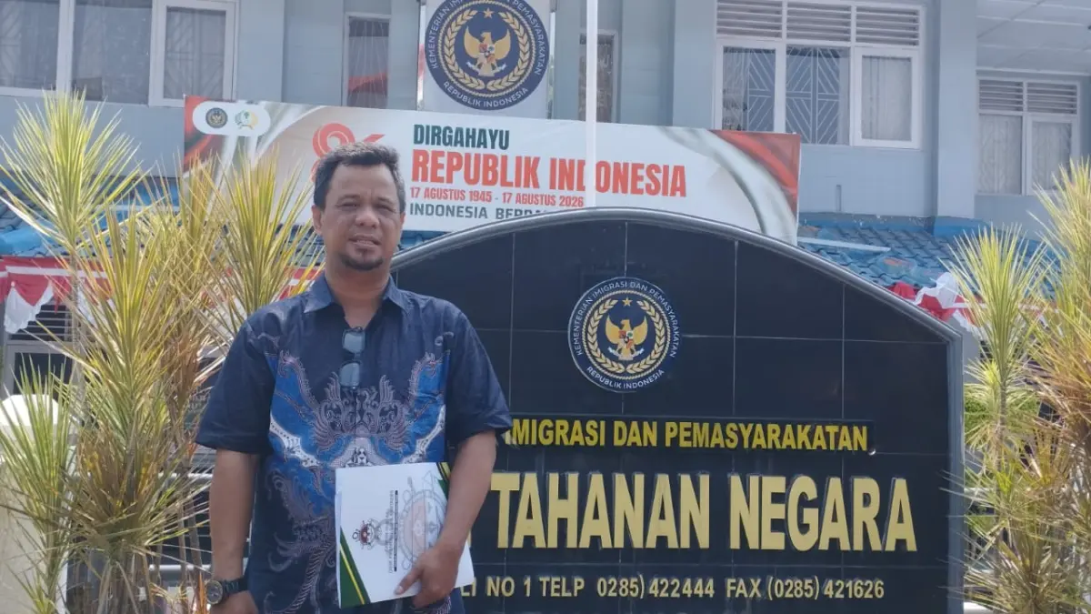 KUNJUNGAN : Kuasa hukum tersangka kasus korupsi PDAM Kota Pekalongan, Didik Pramono, usai menjenguk kliennya di Rutan Pekalongan, Rabu (19/8/2026).(Lutfi Hanafi/Jawa Pos Metro Pekalongan)