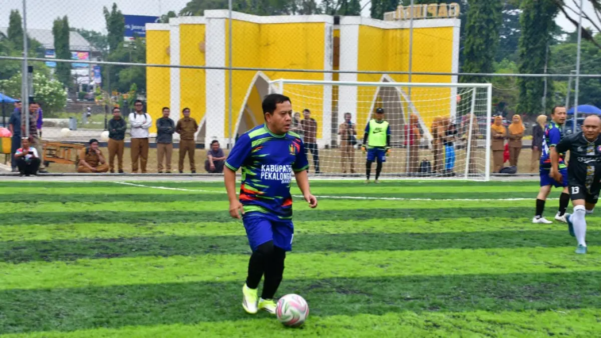 MENJAJAL: Plt Bupati Pekalongan Sukirman turut bermain menjajal lapangan baru mini soccer di kawasan Alun-Alun Kajen, Selasa (18/8/2026). 