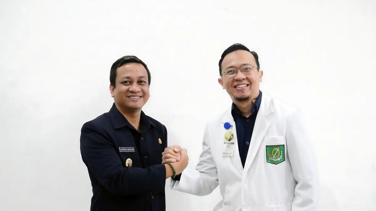 SELAMAT : Walikota Pekalongan Aaf saat berikan ucapan selamat kepada Dokter RSUD Bendan, dr. Rickky Kurniawan, yang meraih penghargaan Juara 1 tingkat Provinsi Jawa Tengah untuk kategori tenaga medis.(IST)