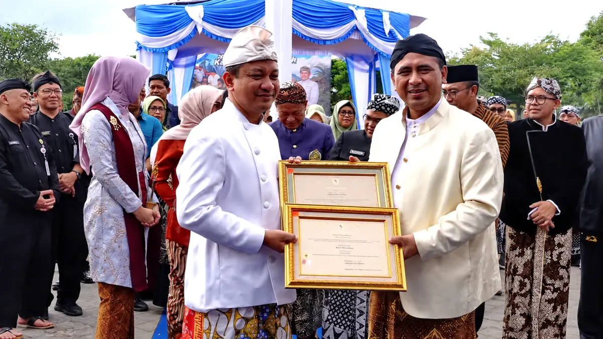 TERIMA PENGHARGAAN : Walikota Pekalongan Aaf saat menerima piagam penghargaan PPD terbaik 1 tingkat Kota, dari Pemprov Jateng yang diserahkan oleh Wagub Taj Yasin, pada Puncak Hari Jadi ke-81 di Boyolali, Rabu (19/8/2026).(IST)
