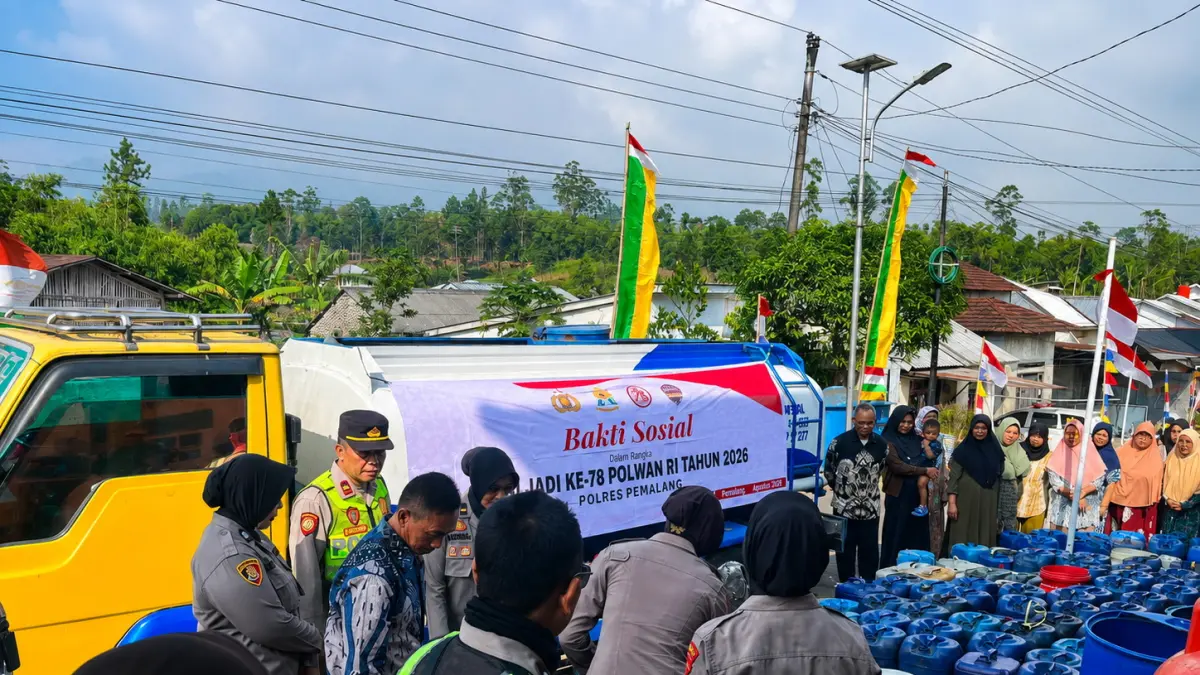 ANTRI : Polwan Polres Pemalang saat turun langsung membawa bantuan 13.000 liter air bersih untuk warga Desa Pagenteran, Kecamatan Pulosari, Kamis (20/8/2026).(IST)