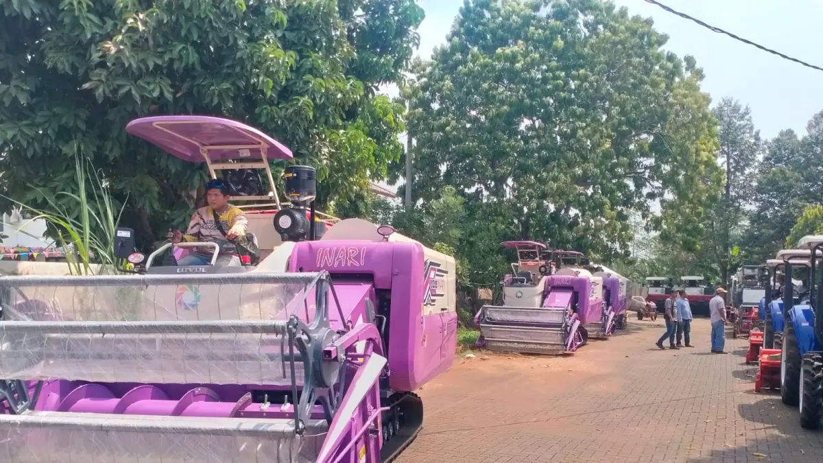 DUKUNGAN ALAT: Para kelompok tani saat mengambil bantuan alsintan di kantor Dinas Ketahanan Pangan dan Pertanian Kabupaten Pekalongan, Kamis (20/8/2026). (Nanang Rendi Ahmad/Jawa Pos Metro Pekalongan)