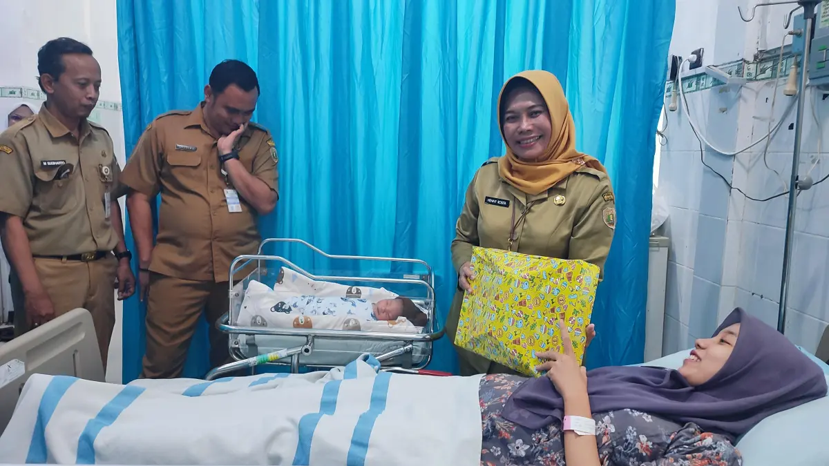 GEMBIRA: Direktur RSUD Kraton Henny Rosita memberi kado kepada ibu yang melahirkan bayi tepat pada HUT ke-81 RI. 