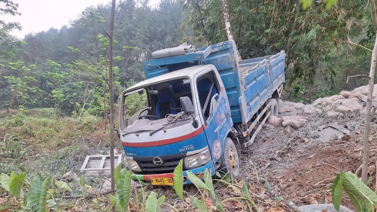 KECELAKAAN: Kondisi truk usai terperosok ke tebing di Jalan Raya Tajur, Dukuh Karangasem, Kecamatan Kandangserang, Kabupaten Pekalongan. (Dok. Polres Pekalongan)