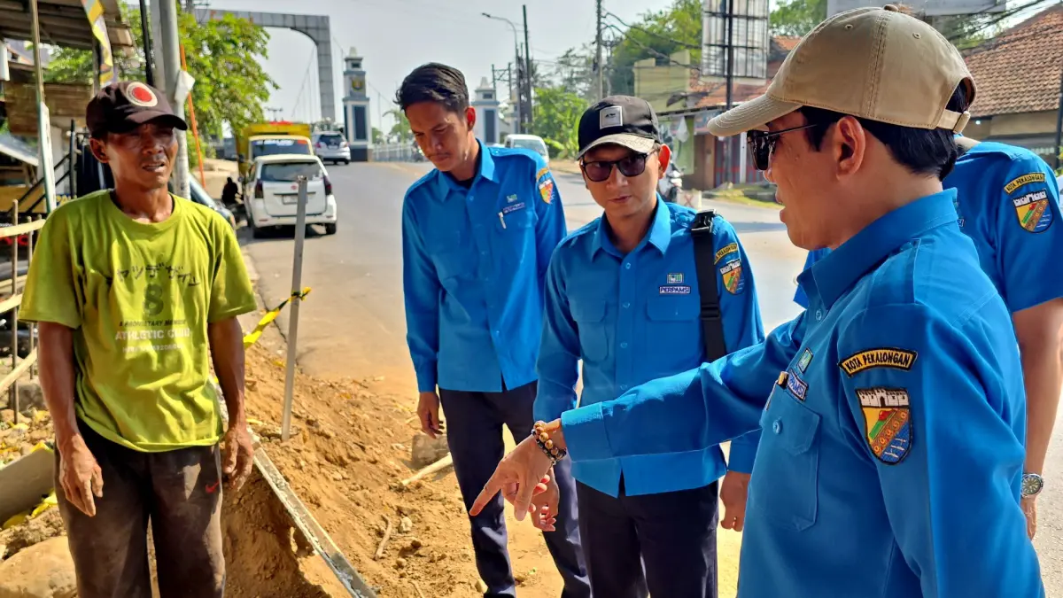 KUNJUNGAN LAPANGAN : Direktur Perumda Tirtayasa Kota Pekalongan Muhammad Affan saat kunjungan lapangan, mengecek langsung kondisi Manhole Jembatan Surabayan Kedungwuni Kabupaten Pekalongan.(IST)