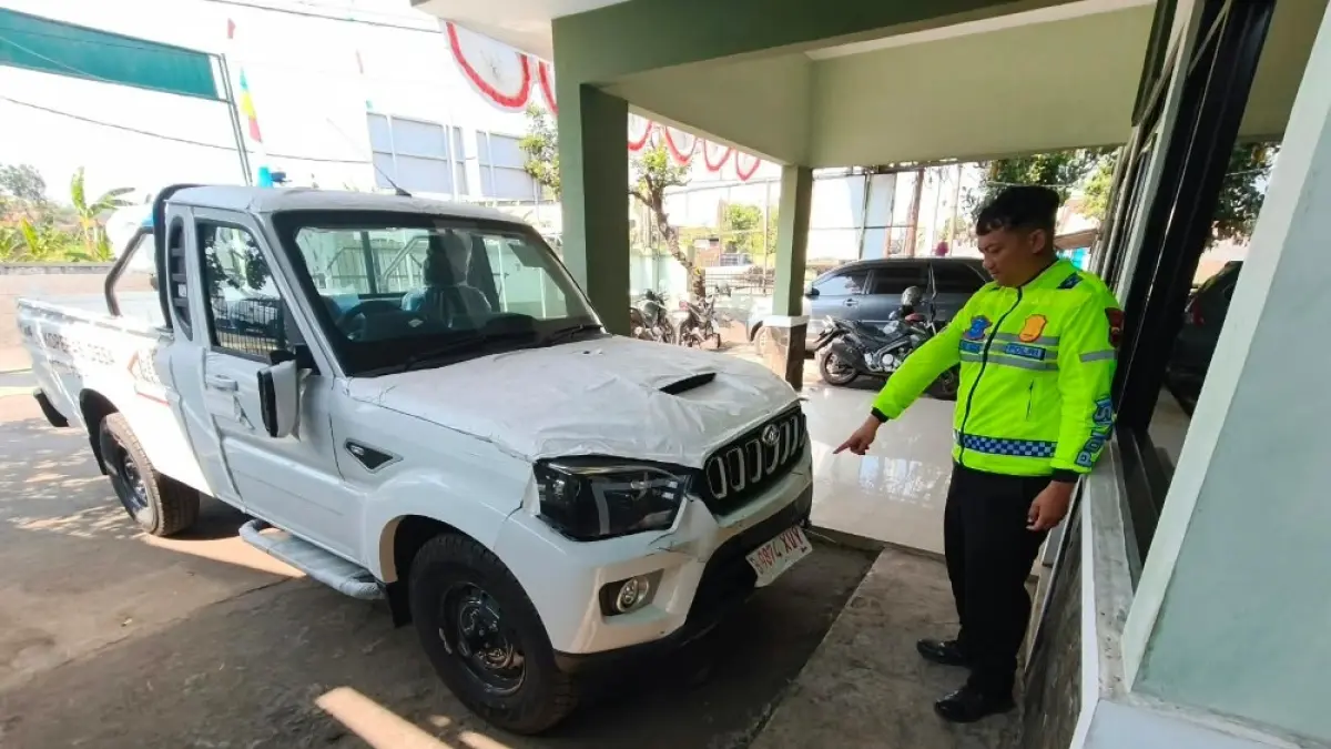 LAKA: Petugas menunjukkan mobil KDMP yang terlibat kecelakaan di Pantura Batang.