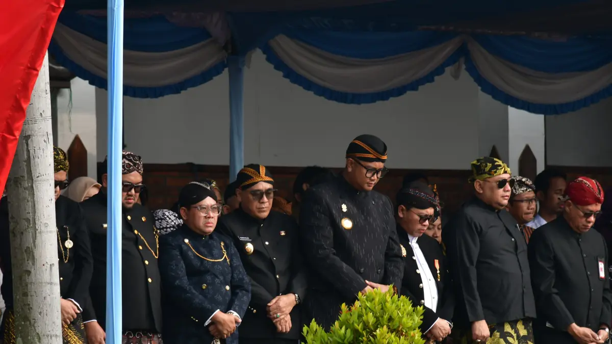 NYAWIJI: Plt Bupati Pekalongan Sukirman saat menghadiri upacara peringatan HUT ke-81 Jateng. 