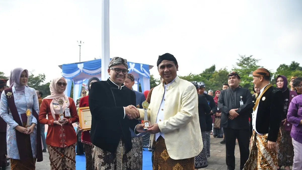 PENGHARGAAN: Bupati Batang M. Faiz Kurniawan meraih penghargaan Top 10 IDSD tingkat Provinsi Jawa Tengah.