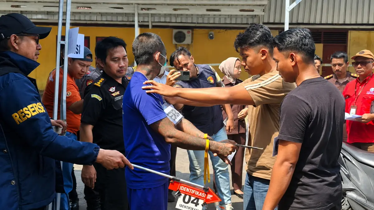REKA ULANG : Bejat, tersangka penganiayaan, saat memperagakan adegan kekerasan berujung meninggal, dalam agenda reka ulang di halaman Satreskrim Polres Pekalongan kota, Kamis (20/8/2026).(Lutfi Hanafi/Jawa Pos Metro Pekalongan)
