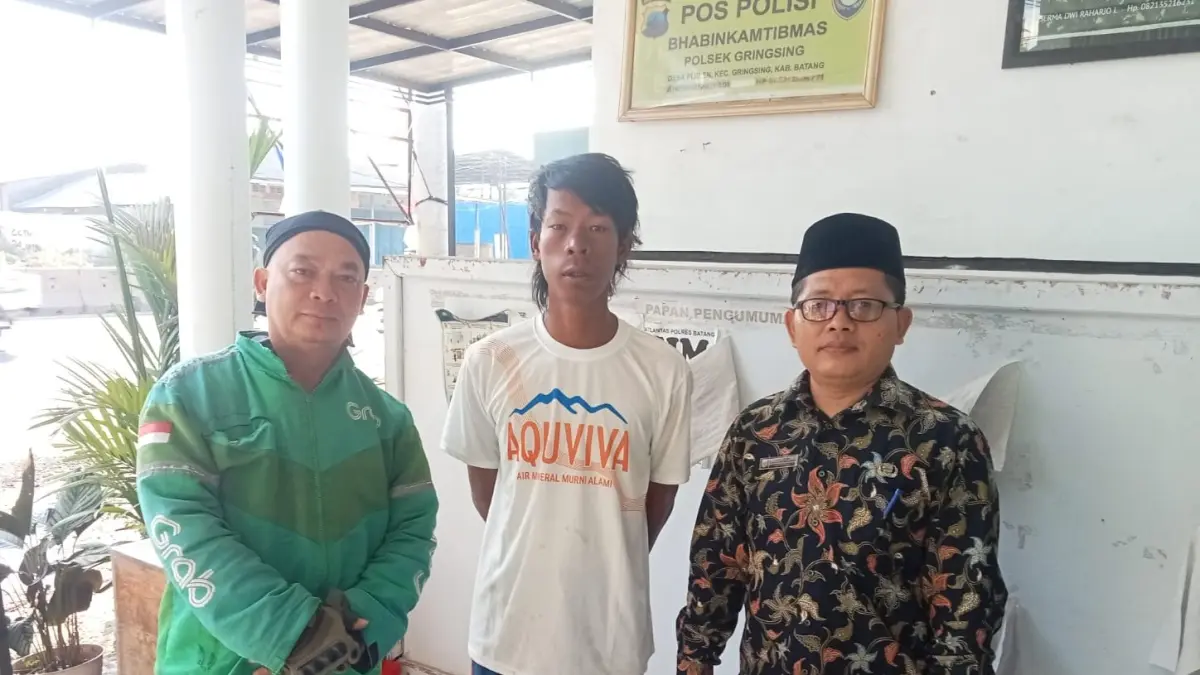 AMANKAN : Agus Safiudin warga Ampelgading Pemalang yang terlantar di kantor desa Plelen Kecamatan Gringsing, saat diamankan di Desa Plelen sebelum dipulangkan.(Lutfi Hanafi/Jawa Pos Metro Pekalongan)