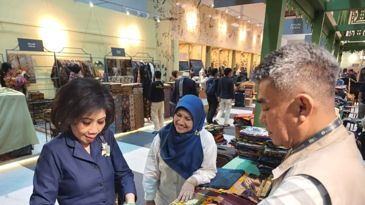 APRESIASI : Kepala KPw Bank Indonesia Tegal bersama Maestro Batik Dudung Alisyahbana berinteraksi dengan pelanggan di Booth KPwBI Tegal di  di ajang Karya Kreatif Indonesia 2026 Jakart, Kamis (20/8/2026).