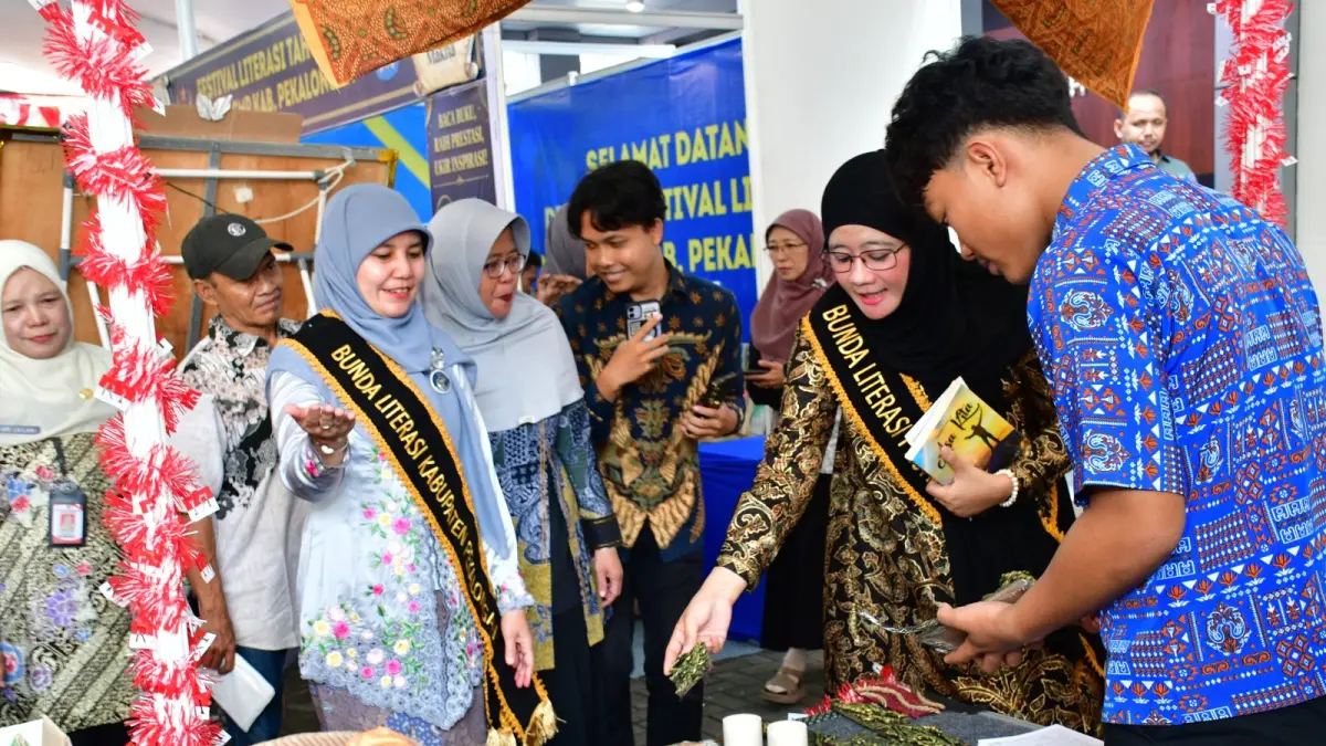 LITERASI: Galuh Kirana saat mengunjungi Festival Literasi Kabupaten Pekalongan. Ia juga dilantik sebagai Bunda Literasi Kabupaten Pekalongan oleh Bunda Literasi Provinsi Jateng. 