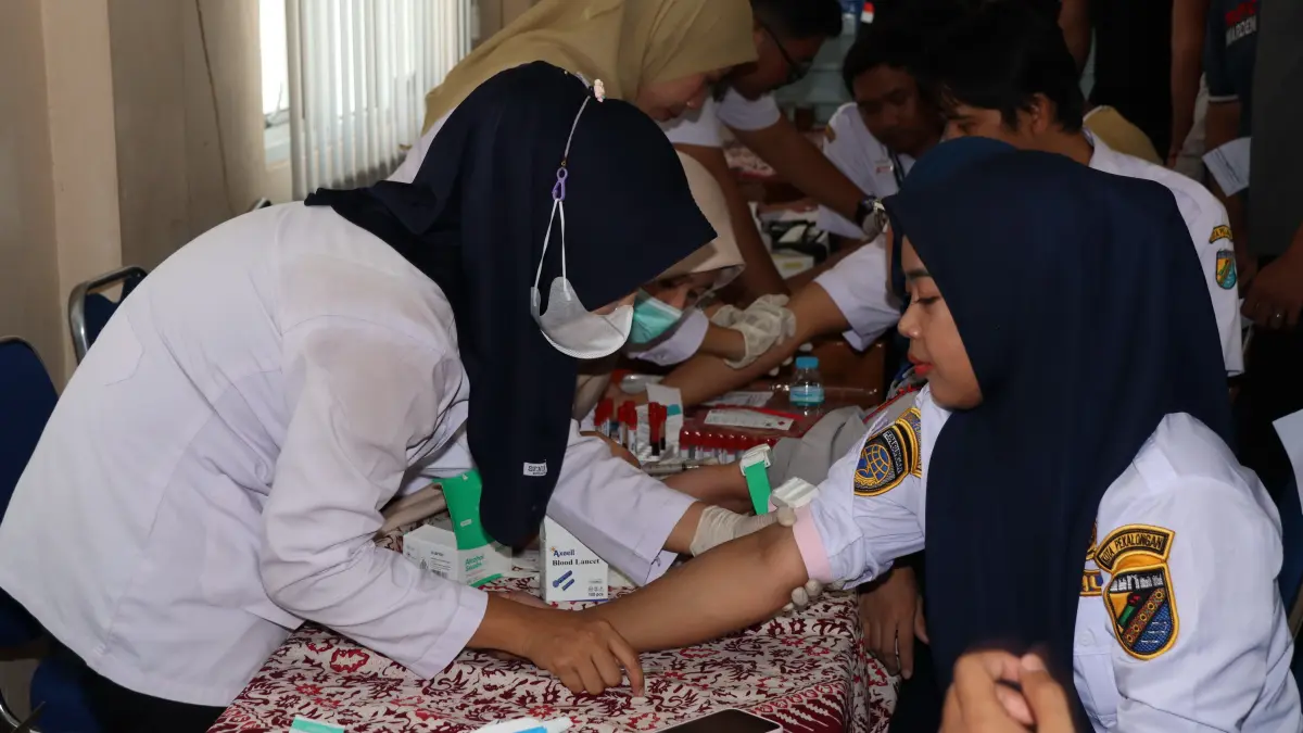LAYANAN KESEHATAN : Petugas Puskesmas Kota Pekalongan saat melayani masyarakat setempat yang membutuhkan layanan Kesehatan.(Lutfi Hanafi/Jawa Pos Metro Pekalongan)