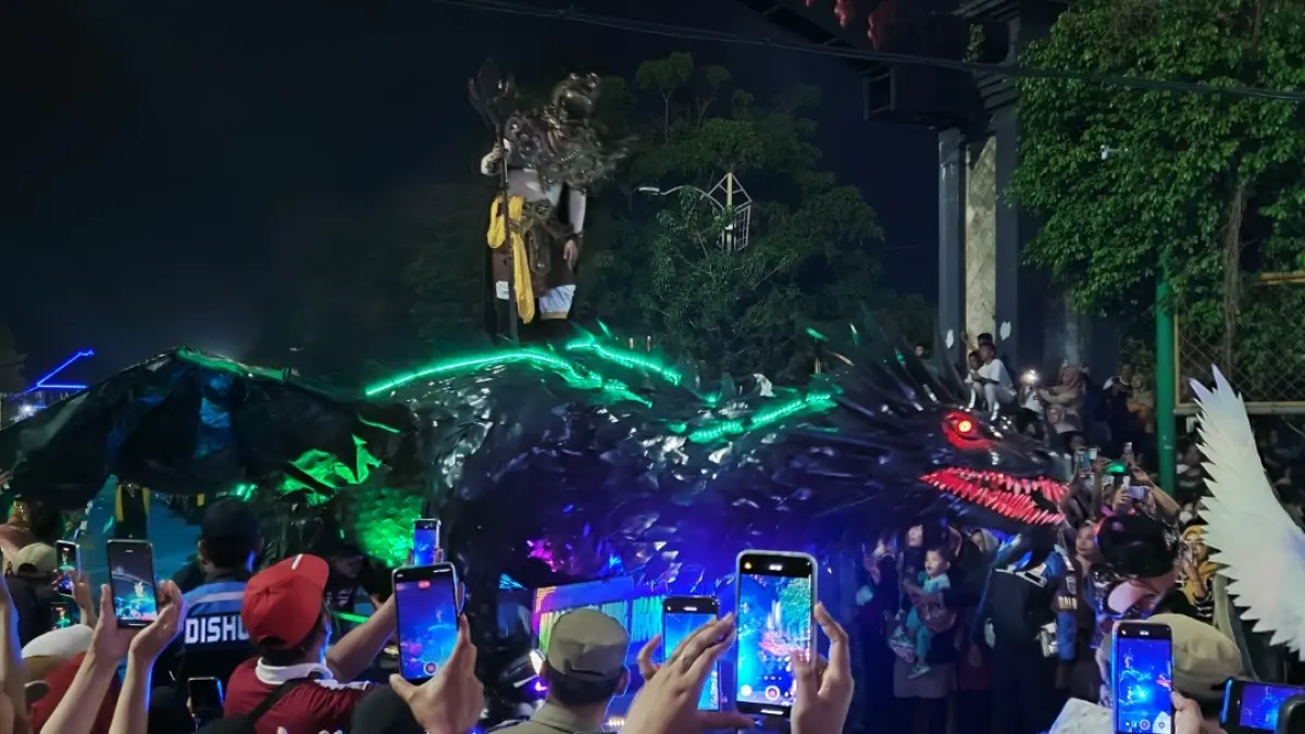 MERIAH: Sejumlah peserta saat mengikuti ajang Batang Night Carnival dalam rangka HUT Ke-81 RI di Jalan Veteran Batang.