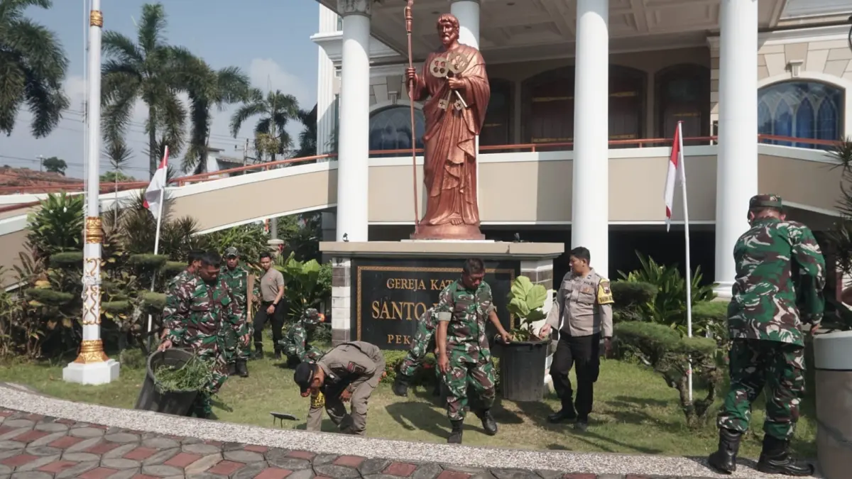 BERSIH-BERSIH : Pasukan gabungan dari TNI, Polri dan Pemkot saat bersih-bersih halaman Gereja Katolik Paroki Santo Petrus, Senin (24/8/2026).(IST)