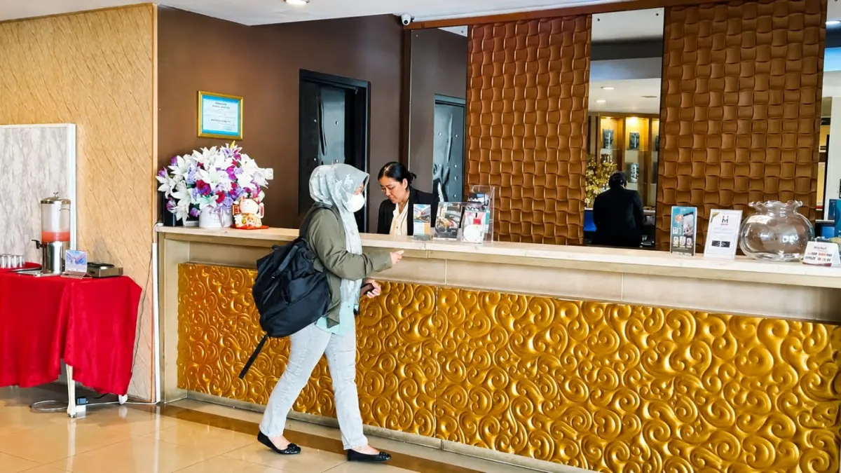 LAYANAN : Tim Hotel Parkside Mandarin Hotel Pekalongan siap melayani tamu hotel dengan sepenuh hati.(IST)