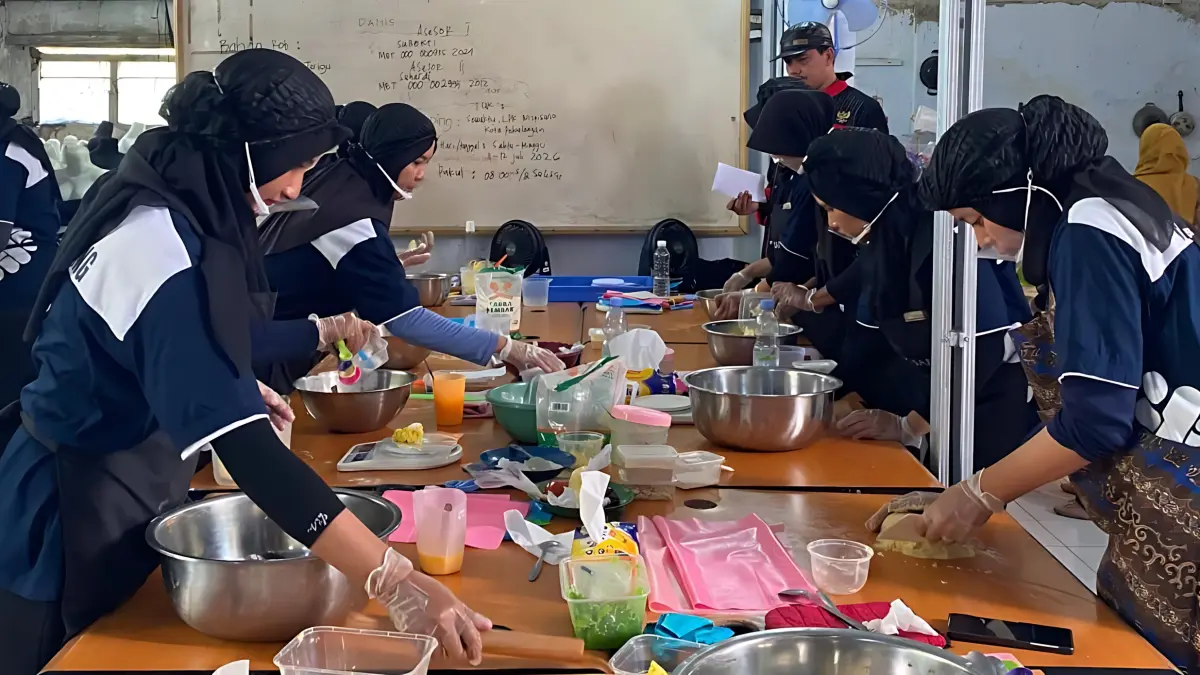 PELATIHAN : LPK Nisfisano Pekalongan, Jalan Jlamprang Klego saat berikan pelatihan membuat roti da kue baru -baru ini. (IST)