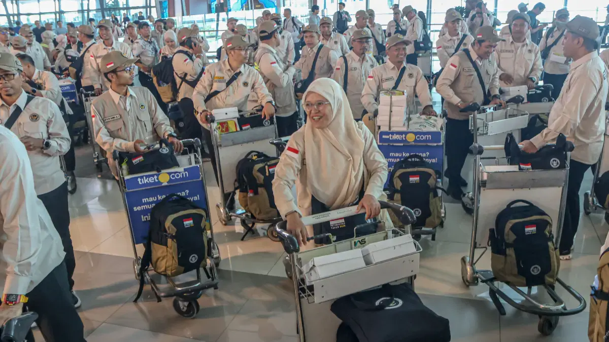 Petugas haji dari Panitia Penyelenggara Ibadah Haji (PPIH) Arab Saudi bersiap untuk diberangkatkan di Terminal 3, Bandara Soekarno-Hatta, Tangerang, Jumat (17/4/2026). (HANUNG HAMBARA/JAWA POS)