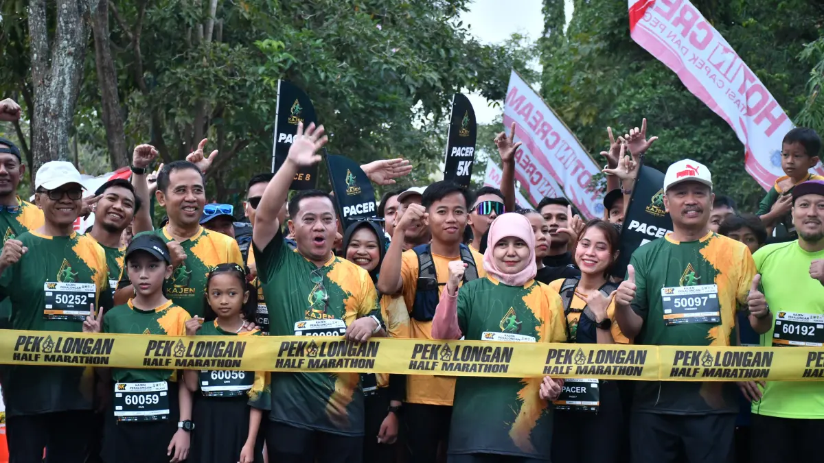 TOTALITAS: Plt Bupati Pekalongan Sukirman saat bersiap lari menunggu aba-aba start dalam Kajen Half Maraton 2026, Minggu (23/8/2026).