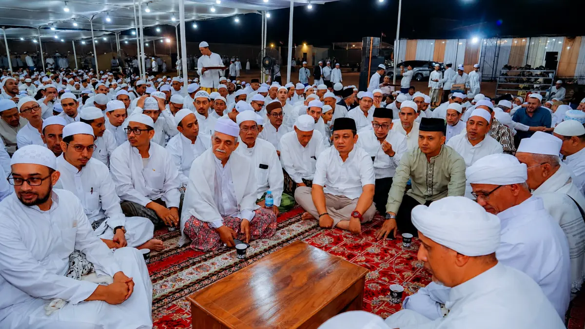 KHUSYUK : Walikota Pekalongan Aaf saat menghadiri peringatan Maulid Nabi Muhammad SAW di Kelurahan Gamer, Minggu malam, (23/8/2026).(IST)