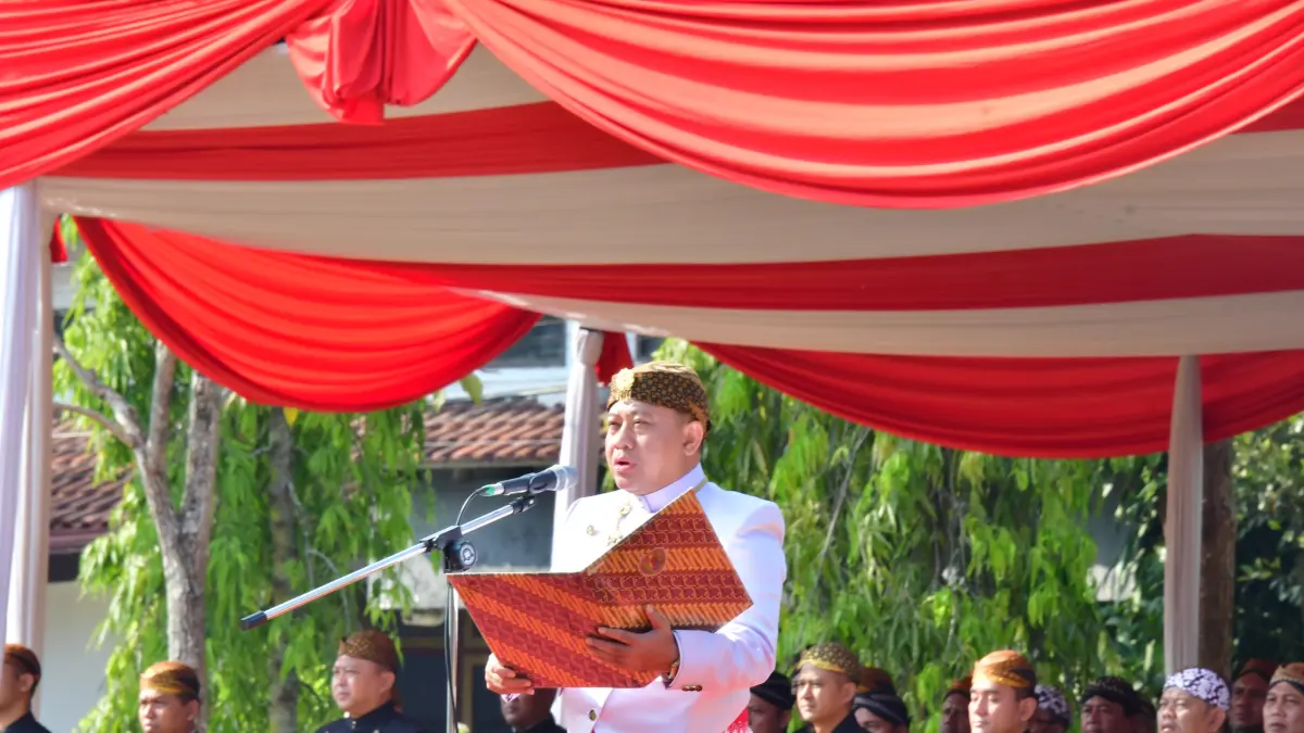 SEMANGAT: Plt Bupati Pekalongan Sukirman saat Apel Hari Jadi ke-404 Kabupaten Pekalongan, Selasa (25/8/2026). (Dok. Prokompim Kabupaten Pekalongan). 