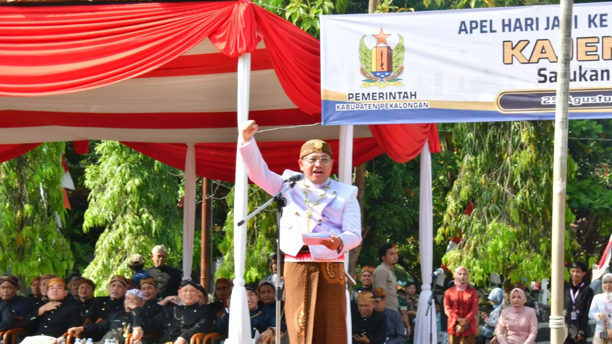 SEMANGAT: Plt Bupati Pekalongan Sukirman saat memimpin Apel Hari Jadi ke-404 Kabupaten Pekalongan, Selasa (25/8/2026). (Dok. Prokompim Kabupaten Pekalongan). 
