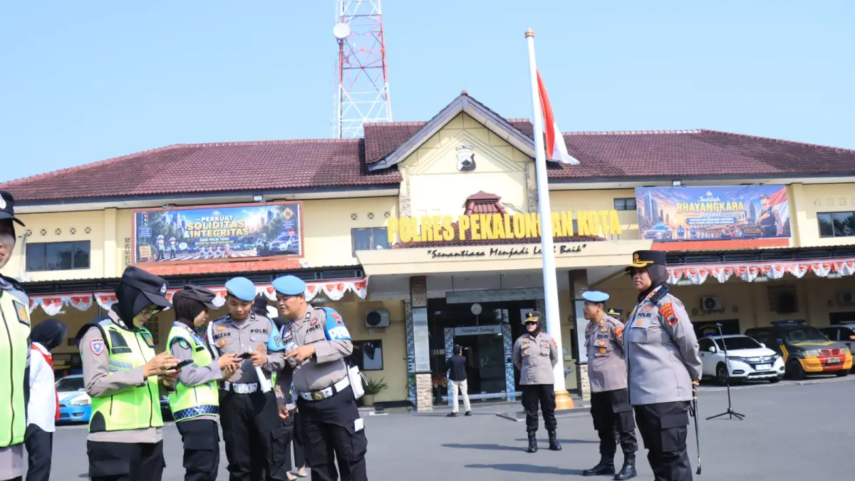 CEK HP : Kapolres Pekalongan Kota AKBP Dies Ferra Ningtias saat memantau Sipropam Polres Pekalongan Kota cek HP Polwan di halaman Mapolres Pekalongan Kota, Rabu (26/8/2026).(IST)