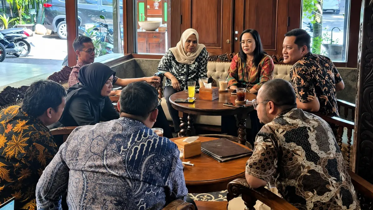 DISKUSI : Kepala Kantor BPJS Ketenagakerjaan Pekalongan, Widhi Astri Aprillia Nia turun langsung sosialisasi kepada peserta, terkait JP dan MLT.(IST)
